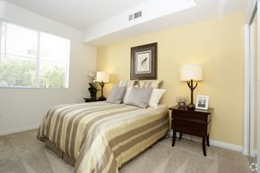Westminster apartment for rent - a bedroom with a bed and a window