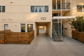 Oakland apartment for rent - A building with the number 1722 on it.