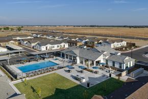 Roseville townhouse for rent - A large building complex with a pool in the middle.