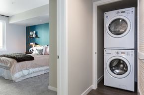 Oakland apartment for rent - a bedroom with a washer and dryer and a bed