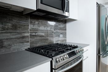 Full ceramic-tile kitchen backsplashes