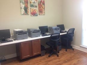Andalusia apartment for rent - A room with a desk, chairs and computers.
