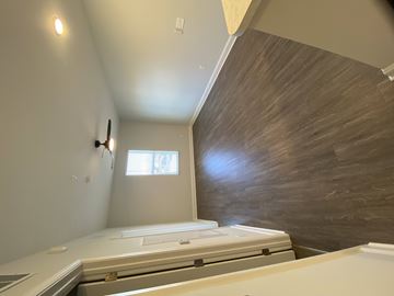 Atlanta apartment for rent - A bedroom with a bed and a window.