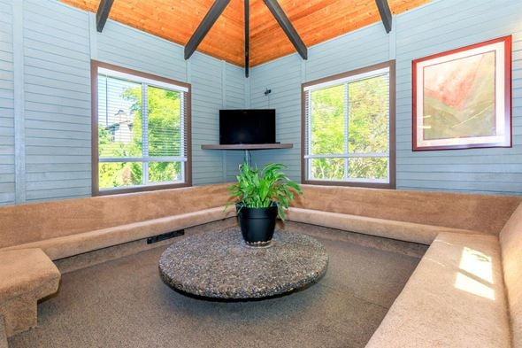 Spokane apartment for rent - a living room with a couch and a tv at Lincoln Village Apartments, Spokane, 99208