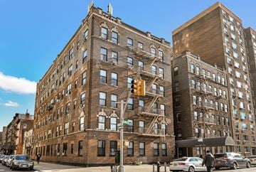 New York apartment for rent - A street view of a city with cars and buildings.