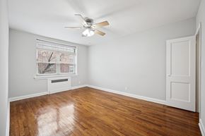 Philadelphia apartment for rent - A room with a ceiling fan and a window with blinds.