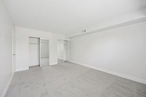 Philadelphia apartment for rent - A large empty room with carpeted floor and white walls.
