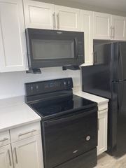 Norristown apartment for rent - Kitchen with black oven