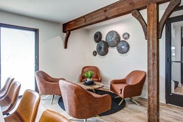 Kansas City apartment for rent - a living room with leather chairs and plates on the wall