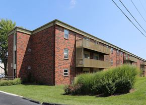 Columbia apartment for rent - an exterior view of a red brick apartment building with balconies