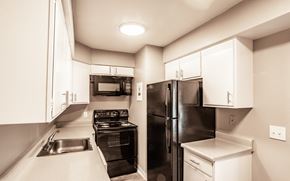 Kansas City apartment for rent - Kitchen with spacious cabinetry and black appliances