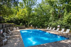 Kansas City apartment for rent - Big swimming pool at suntree apartments in kansas city kansas