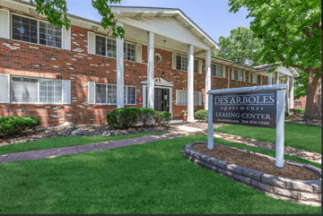 Florissant apartment for rent - A brick building with a sign that says Des Arboles Leasing Center.
