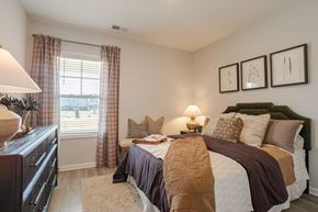 Florence apartment for rent - A bedroom with a large bed and a dresser.