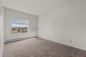 Broomfield apartment for rent - A room with a carpeted floor and a window with blinds.
