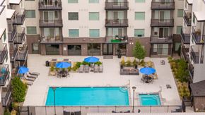 Layton apartment for rent - An aerial view of a pool surrounded by umbrellas and chairs.
