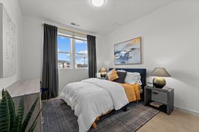 Aberdeen apartment for rent - a bedroom with a bed and a window