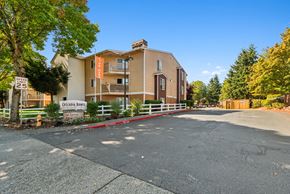 Everett apartment for rent - A sunny day at the entrance of a residential building named Cacadia Point.