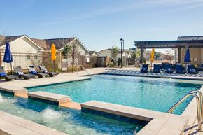 Plano apartment for rent - Horizon at Premier Apartments Swimming Pool with Lounge Chairs and Umbrellas.