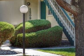 Richland apartment for rent - La Verde Apartments Outdoor Walkway and Bushes