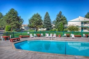 Richland apartment for rent - La Verde Apartments Pool Area with Lounge Chairs