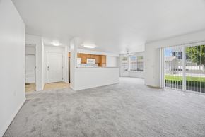 Walla Walla apartment for rent - Carpeted Living Area at Lion's Gate, Walla Walla, WA 99362