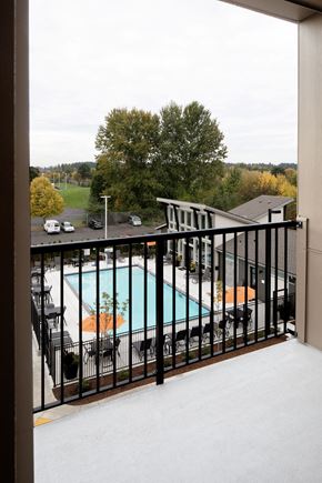 Beaverton apartment for rent - WestEndDistrict_Beaverton_OR_photos_Poolside Balcony