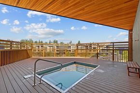 Bend apartment for rent - RangeApartments_Bend_OR_HotTub