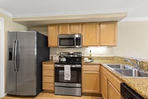 Bellevue apartment for rent - Yarrowood Highlands kitchen with fridge and stove