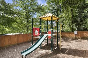 Bellevue apartment for rent - Yarrowood Highlands playground with slide