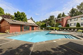 Bellevue apartment for rent - Yarrowood Highlands pool at midday