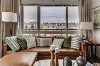 Expansive windows with lake washington, mountain and city views*