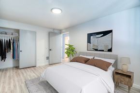 Bend apartment for rent - Oasis at 2600 Bedroom with bed and art above headboard
