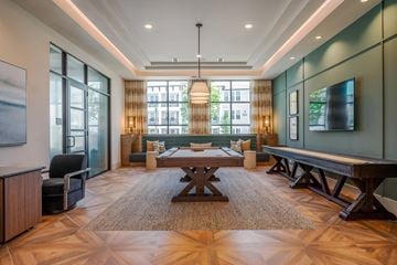 Winter Garden apartment for rent - A living room with a large rug and a wooden coffee table.