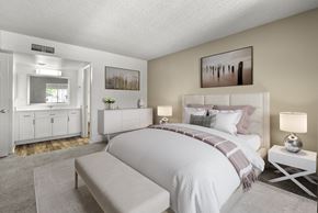 Phoenix apartment for rent - Papago Crossing in Phoenix, Arizona Model Bedroom