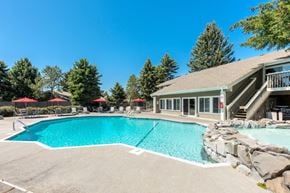 Vancouver apartment for rent - Fox Pointe Apartments Pool Area and Spa