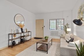 Billings townhouse for rent - A living room with a couch, coffee table, and a mirror at King West One Apartments, Billings, MT, 59106.
