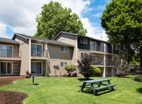 Portland apartment for rent - Garden Glen courtyard with picnic table and BBQ