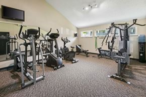 Seatac apartment for rent - Hunt Club fitness center and equipment