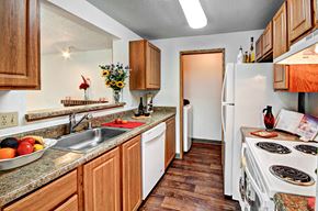 Kent apartment for rent - Model Kitchen at Pembrooke Apartment Homes, Kent, WA