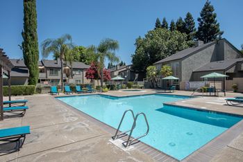 3 Sparkling swimming pools