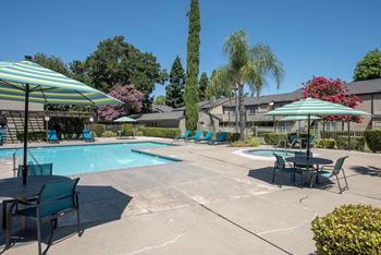 3 Sparkling swimming pools