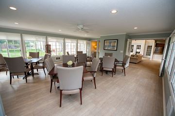Appleton apartment for rent - A living room with a table and chairs.