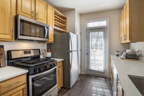 Ashburn apartment for rent - interior model kitchen