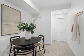 Miramar apartment for rent - A dining room with a table and chairs.