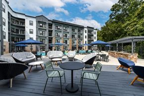 Atlanta apartment for rent - BellPerimeterCenter_OutdoorSeating