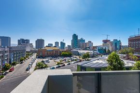 Oakland apartment for rent - Bell Uptown District_Balcony
