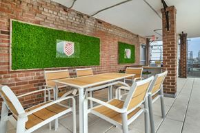 Arlington apartment for rent - Dominion Rooftop High Top Table and Chairs