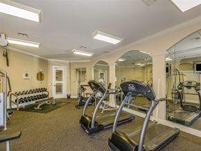 Melbourne apartment for rent - Fitness center with treadmills and weights
