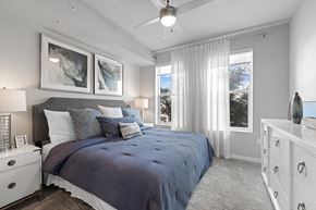 Winter Park apartment for rent - A bedroom with a large bed and a ceiling fan.